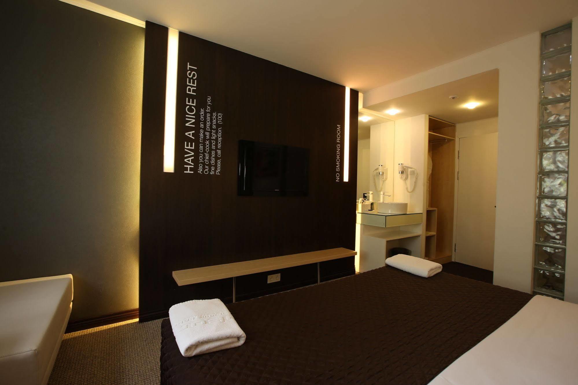 Futuro Hotel Bishkek Esterno foto